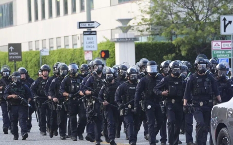 突发！洛杉矶乱了，特朗普紧急下令！警方使用催泪弹，抗议者用砖头和石块还击！防长称或出动军队